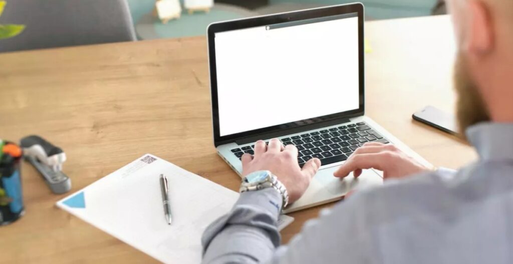 O femeie a căutat numele soțului ei pe internet și a făcut o descoperire teribilă
