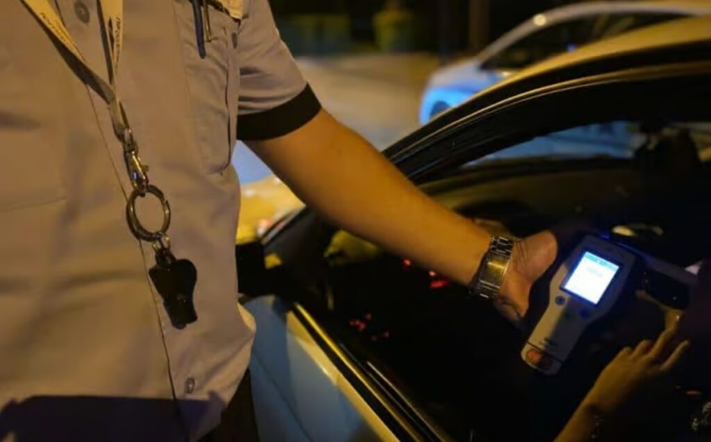 Un gorjean care a condus beat și nu a oprit la semnalele polițiștilor, reținut 24 de ore