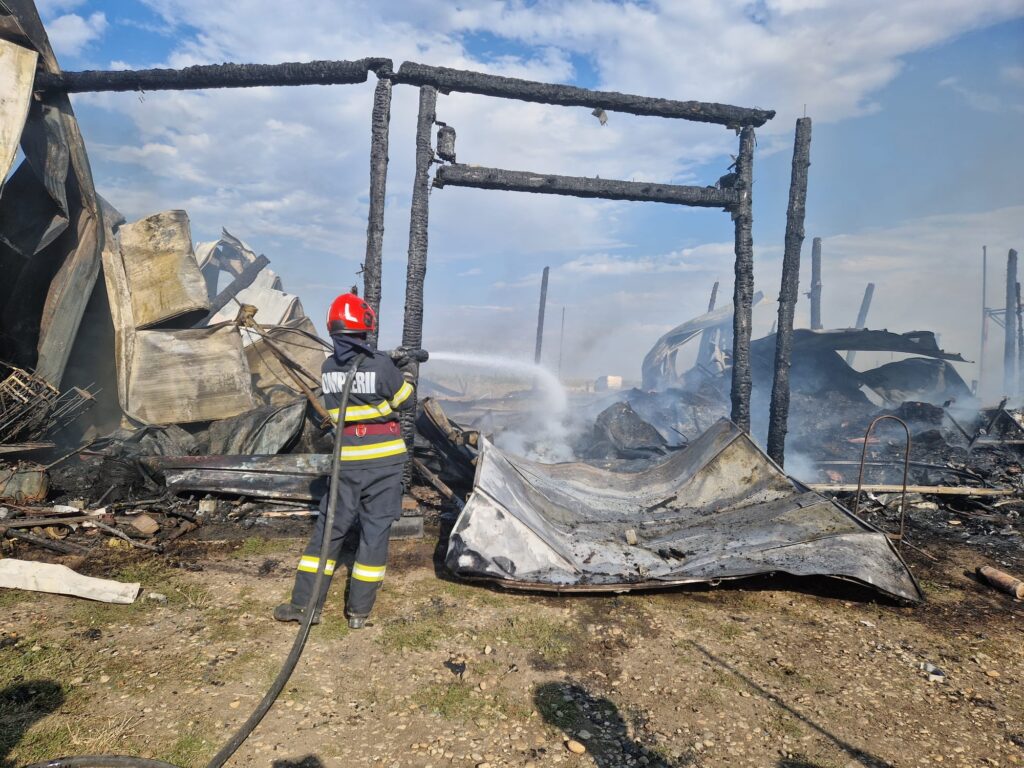 Incendiu Masiv la O Hală cu Utilaje Agricole în Dolj, Intervin Pompierii Craioveni