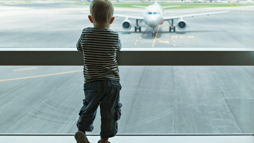 Părinți Pleacă în Vacanță Lăsând Copilul cu Pașaport Expirat în Aeroport