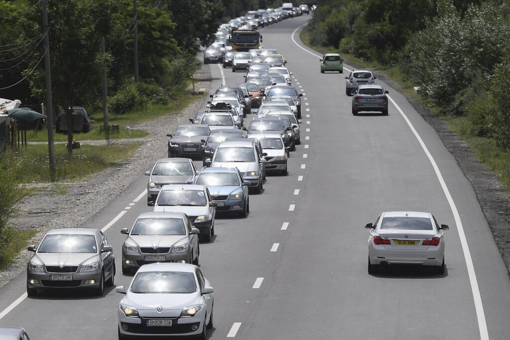 Accident grav pe o autostradă! Sunt cel puțin trei morți și 18 răniţi