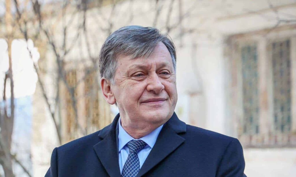 Crin Antonescu: Președintele stă ascuns în birou, n-are nici curajul să aprindă o lumânare!