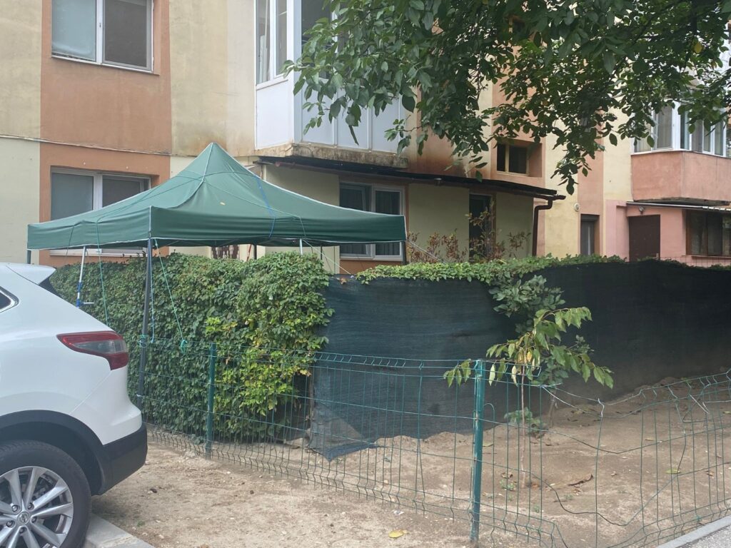 Ale cui sunt grădinile blocurilor? Proprietarii au pus stăpânire pe ele