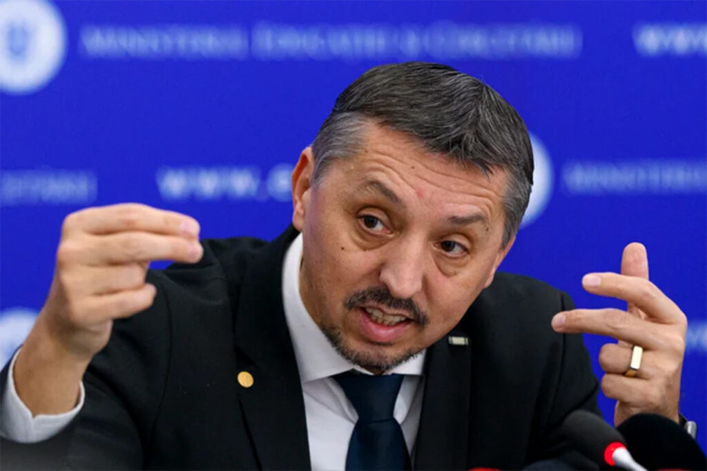 Ministrul educației, anunț mare pentru studenți: pot primi burse și cei care plătesc taxe!