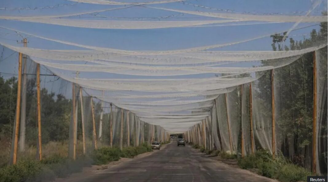 Plase anti-drone atârnă deasupra unui drum din apropierea orașului Kostyantynivka la începutul acestei luni