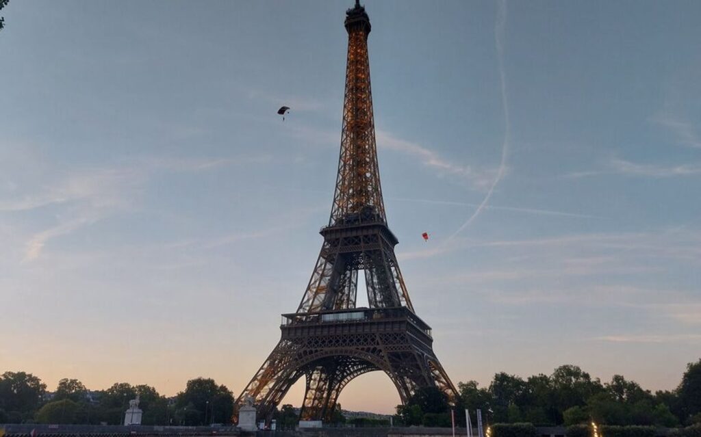 Un bărbat a sărit cu parașuta de pe Turnul Eiffel, apoi a fost arestat