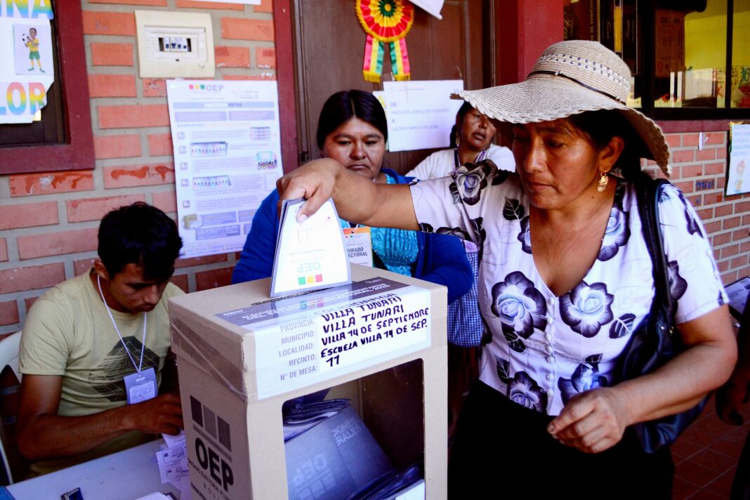 O femeie își depune votul la o secție de votare în timpul alegerilor prezidențiale din Villa 14 de Septiembre, departamentul Cochabamba, Bolivia, pe 17 august 2025 (Fernando Cartagena/AFP/Getty Images)