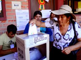 O femeie își depune votul la o secție de votare în timpul alegerilor prezidențiale din Villa 14 de Septiembre, departamentul Cochabamba, Bolivia, pe 17 august 2025 (Fernando Cartagena/AFP/Getty Images)