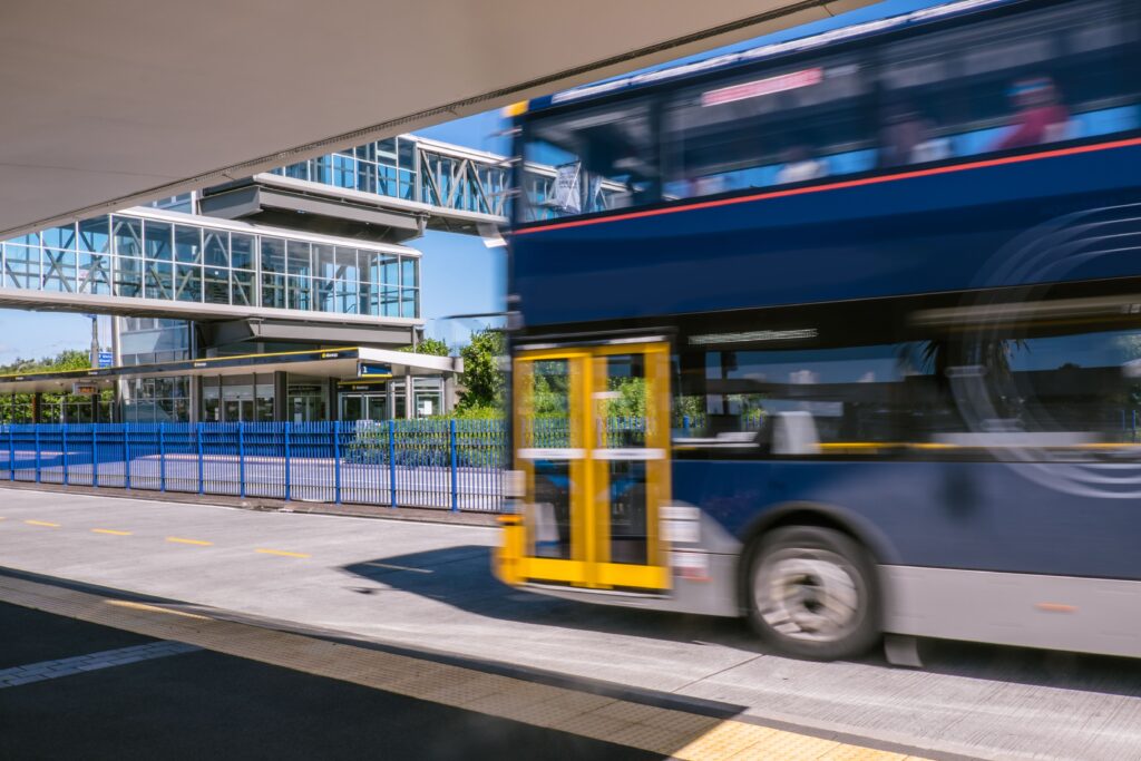Copil de 2 Ani Găsit în Viață în Valiza unui Autobuz