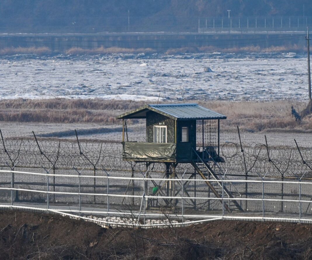 Un nord-coreean a fugit în Coreea de Sud cu ajutorul unei plute din polistiren