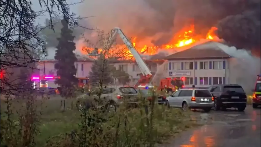 Femeie salvată de pompieri dintr-o clădire cuprinsă de flăcări