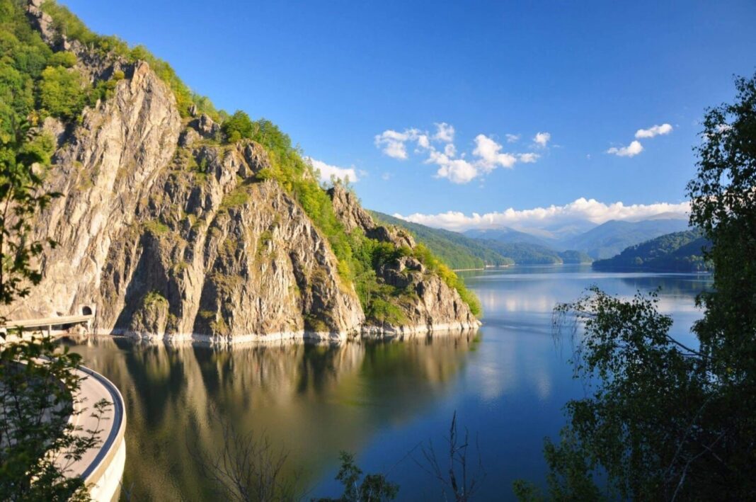 Începe prima etapă a golirii controlate a lacului de acumulare Vidraru,