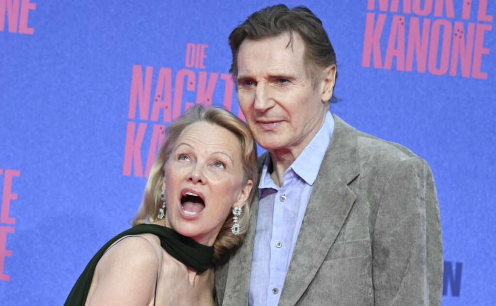 Pamela Anderson Fascinată de Liam Neeson în Noul Film The Naked Gun