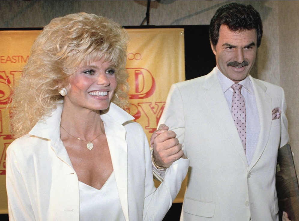 Burt Reynolds, în dreapta, se ține de mână cu Loni Anderson la un prânz, pe 27 martie 1987, în Los Angeles