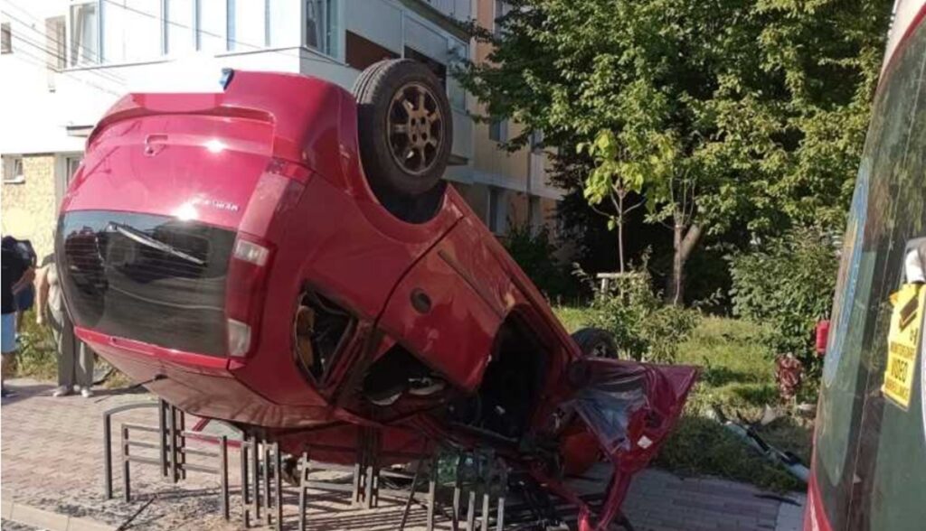 Bărbat încarcerat în urma coliziunii dintre două autoturisme