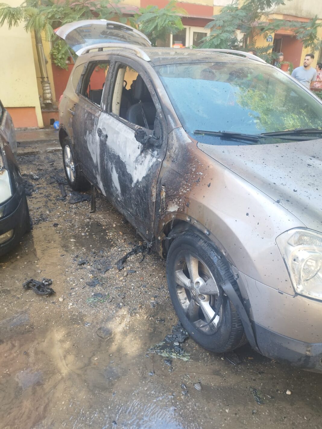 Un incendiu a afectat două autoturisme și tocăria a două apartamente dintr-un bloc din Calafat