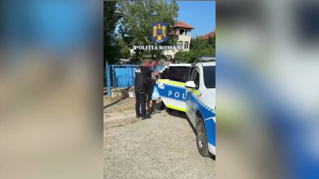 (VIDEO) Bărbat din Șimian, reținut după ce și-a agresat soția în fața casei