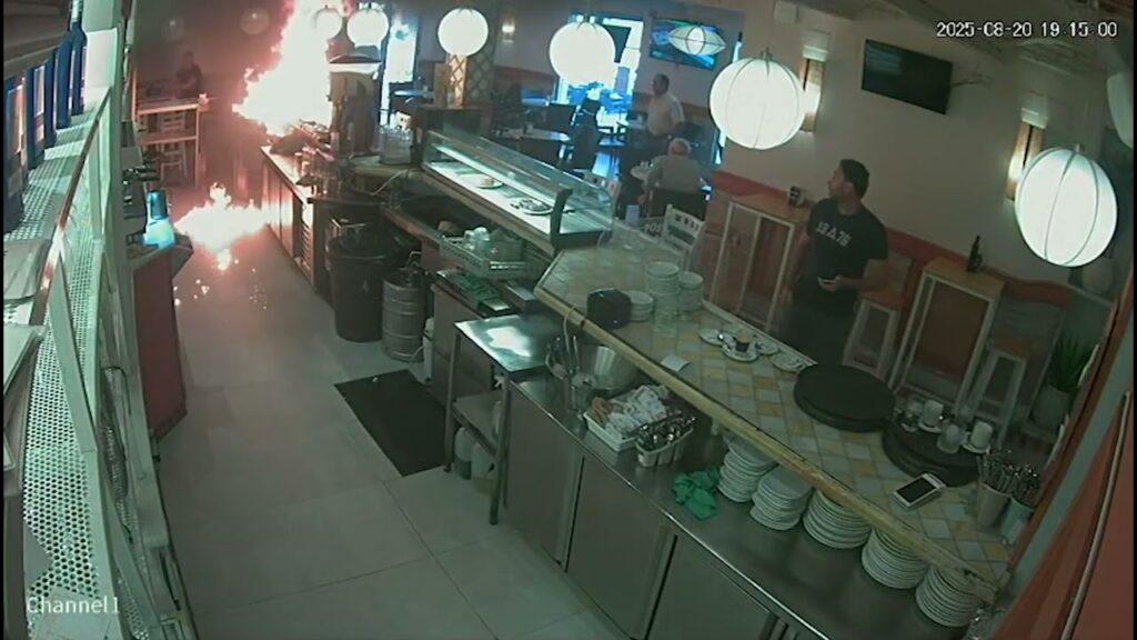 Un bărbat a incendiat un bar din lipsa maionezei