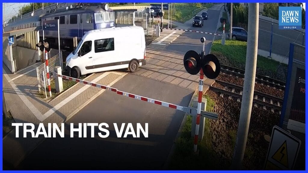 VIDEO șocant! O dubiță blocată între bariere este spulberată de un tren