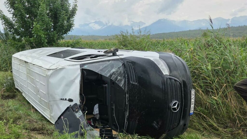 Accident grav între un microbuz şi o maşină! 11 persoane au trăit şocul vieţii lor