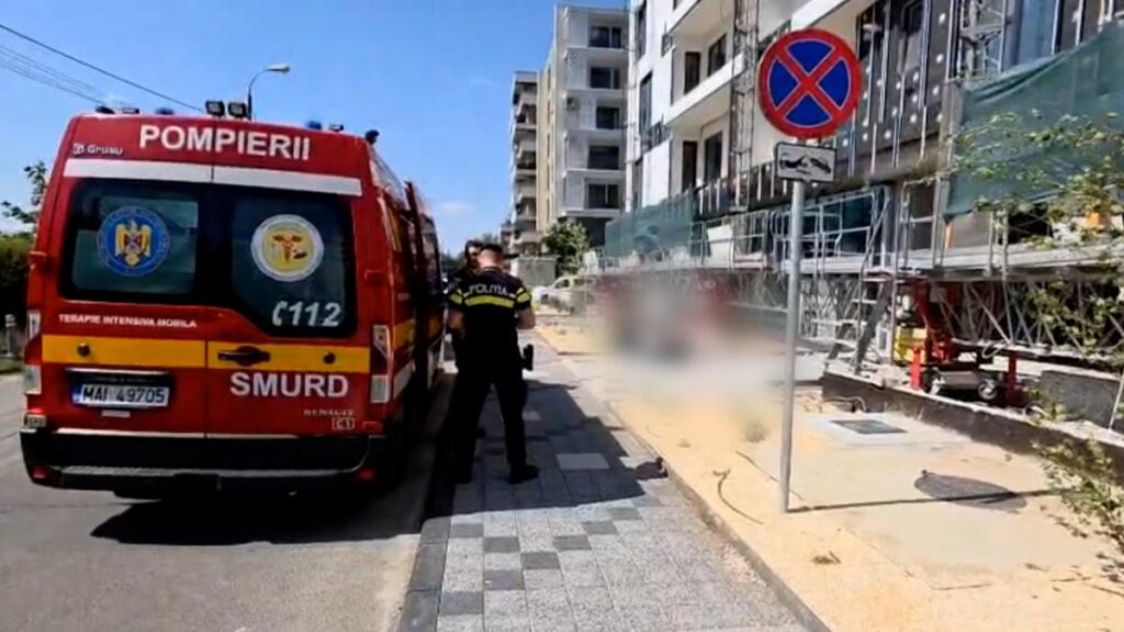 Un muncitor a murit după ce a căzut de pe un bloc