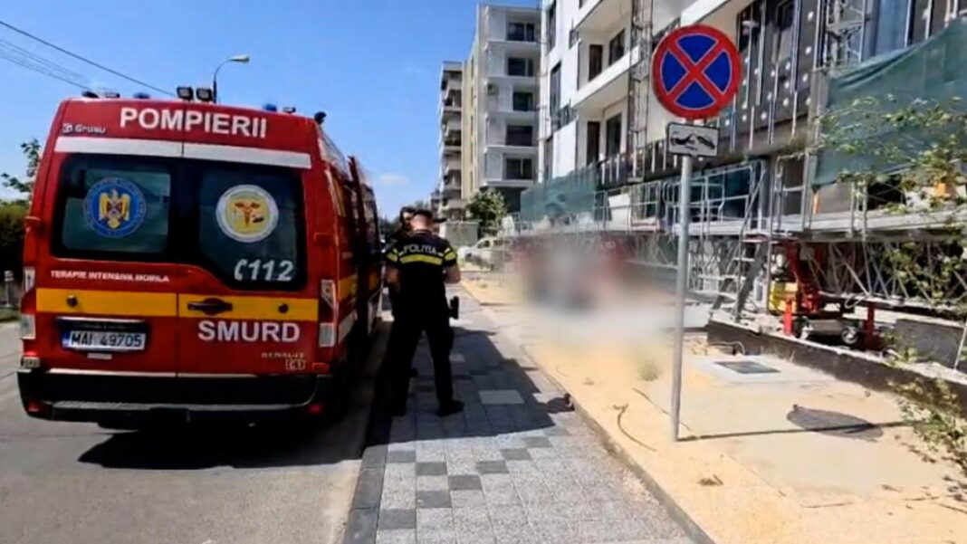 Un muncitor a murit după ce a căzut de pe un bloc