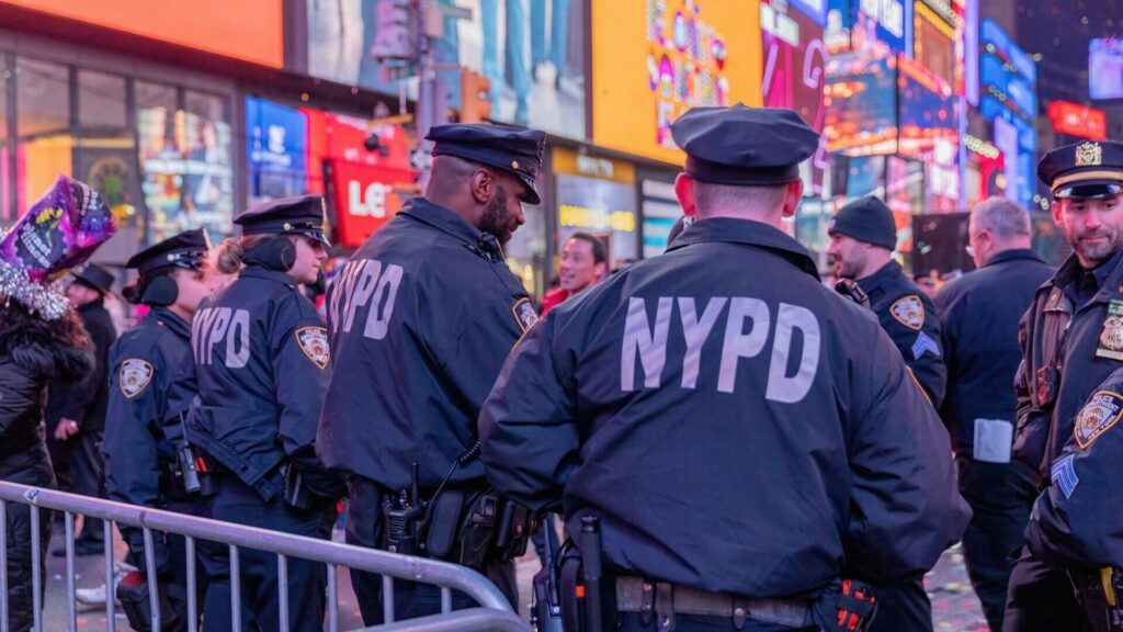 Atac armat în Times Square! Trei persoane au fost împușcate de un minor