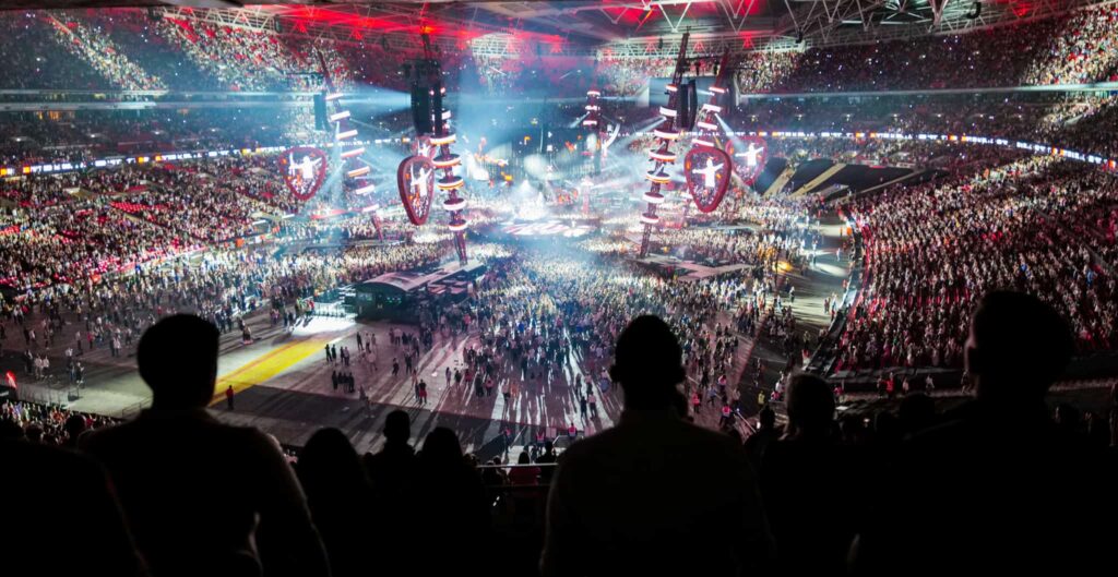 Un spectator a murit la concertul formației Oasis căzând din tribună
