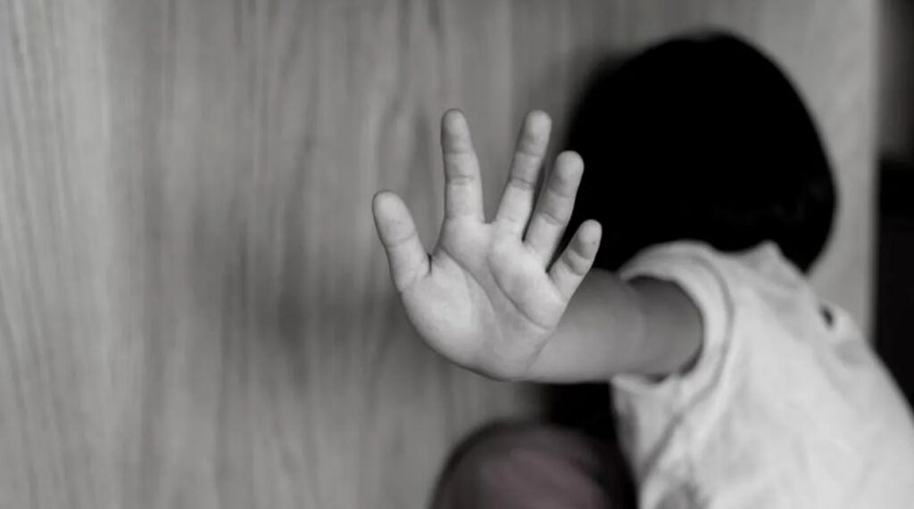 Un pedofil de 81 de ani, arestat după ce a agresat sexual mai multe minore