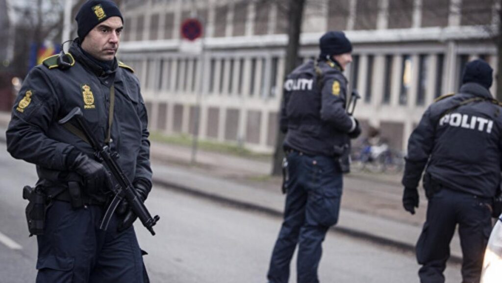 Trei adolescenți plănuiau un atac armat într-o școală! Au fost detectați și prinși de polițiști