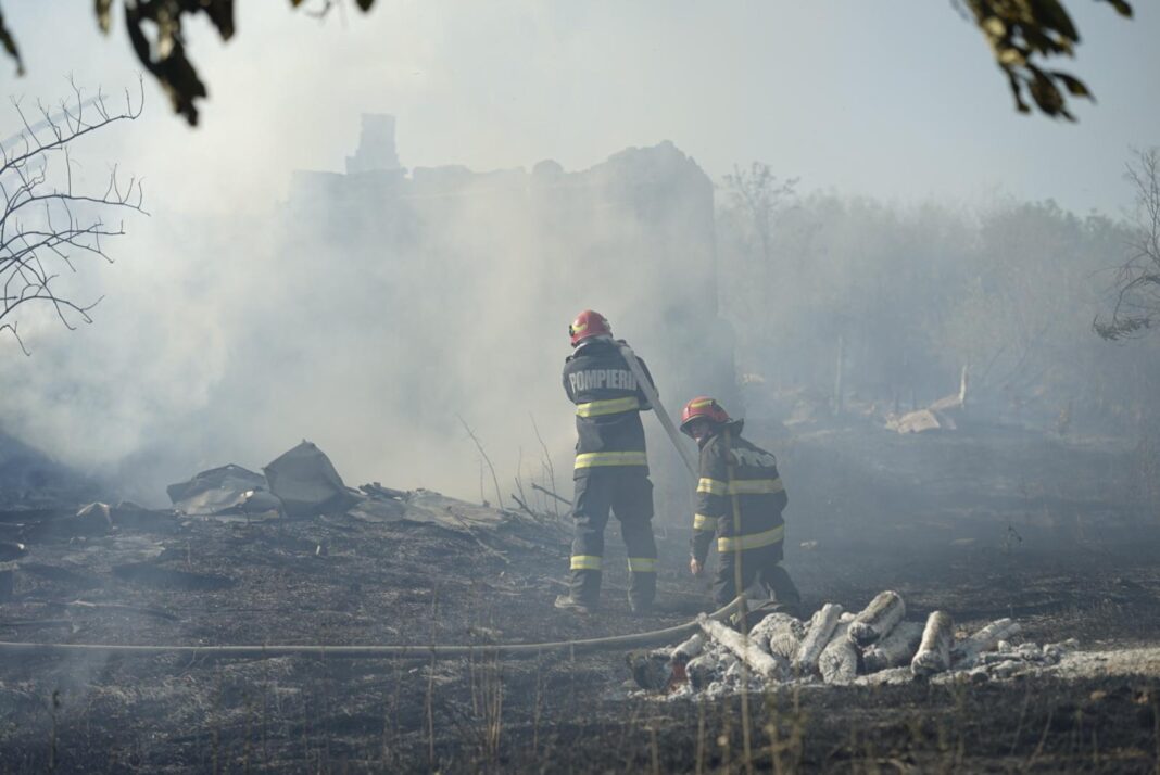 La faţa locului acţionează forțe din cadrul Detașamentului de Pompieri Râmnicu Vâlcea