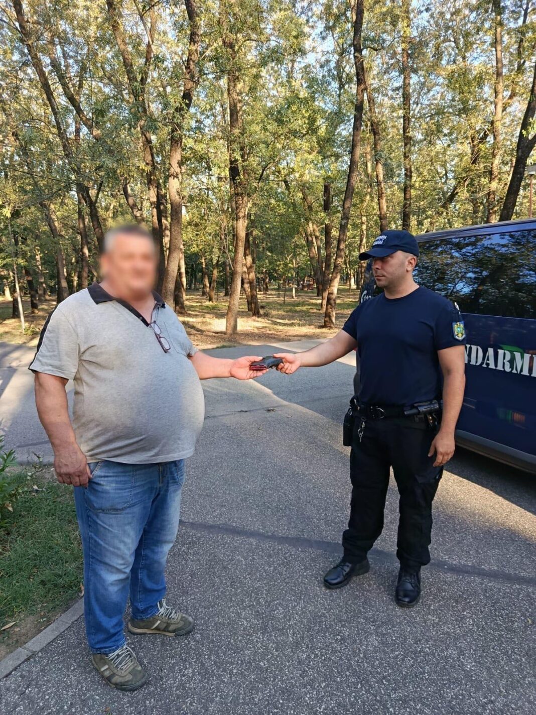 Mehedinți: Portmoneu uitat pe bancă în parc, găsit de o femeie și predat jandarmilor