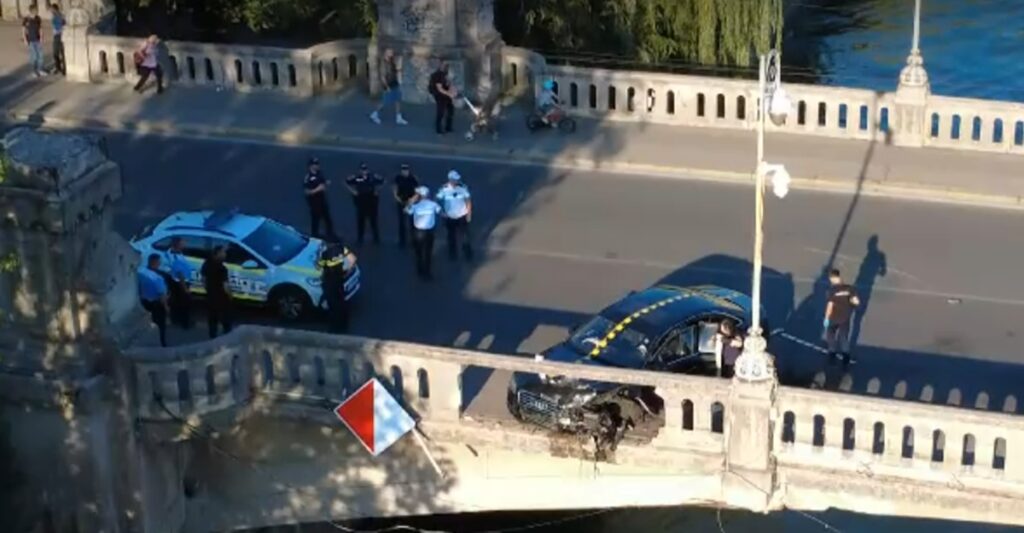 S-au ciocnit special în trafic și a izbucnit scandalul! S-au găsit săbii și bâte într-o mașină