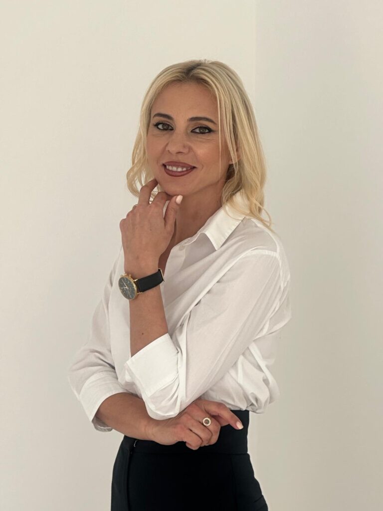 O Profesoară de Engleză a Revoluționat un Liceu Tehnologic, Transformându-l într-un Exemplu de Excelență Educațională