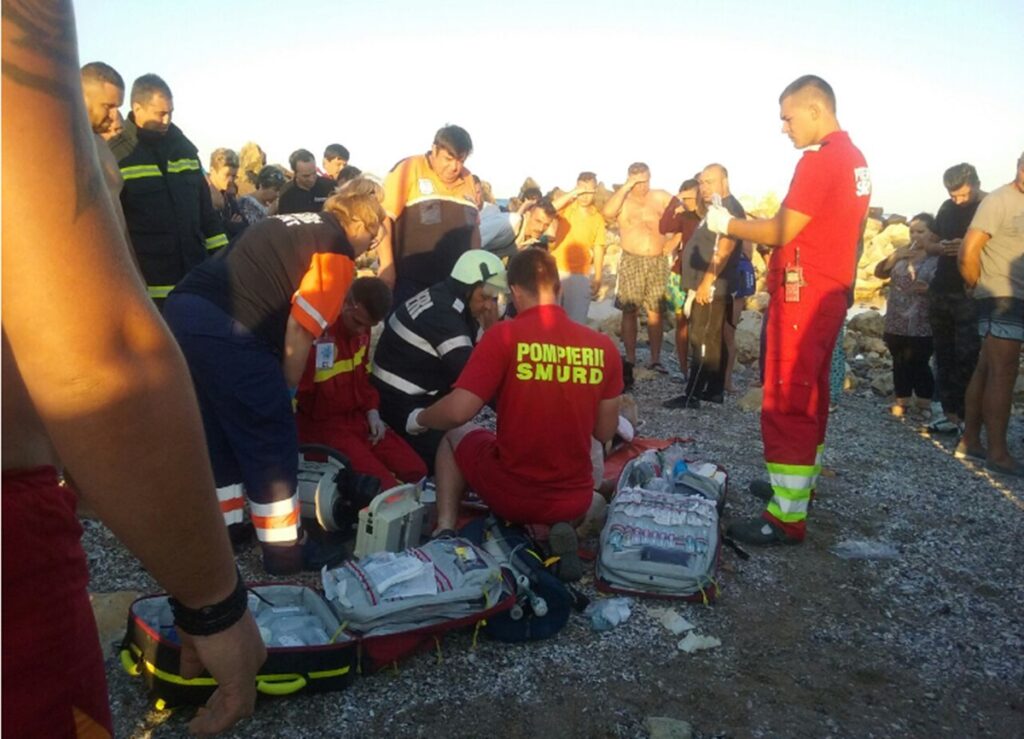 Tragedie pe litoral: A intrat în mare cu un rucsac plin cu nisip şi a fost scos fără suflu