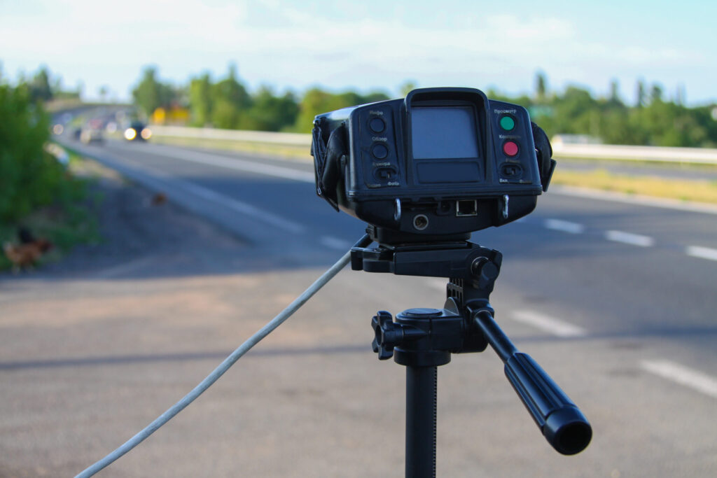 Noi modificări la legislația rutieră. Șoferii,  sancționați dacă depășesc cu 5 km/h viteza legală