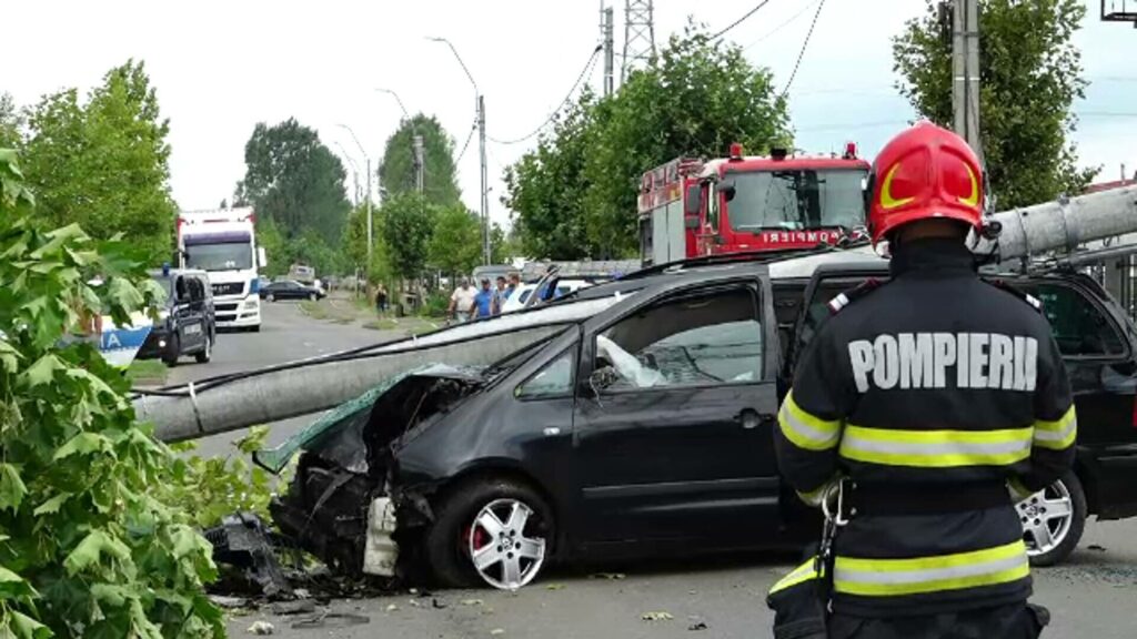 O șoferiță neatentă a creat haos total! A lovit o maşină, pe care a proiectat-o într-un stâlp