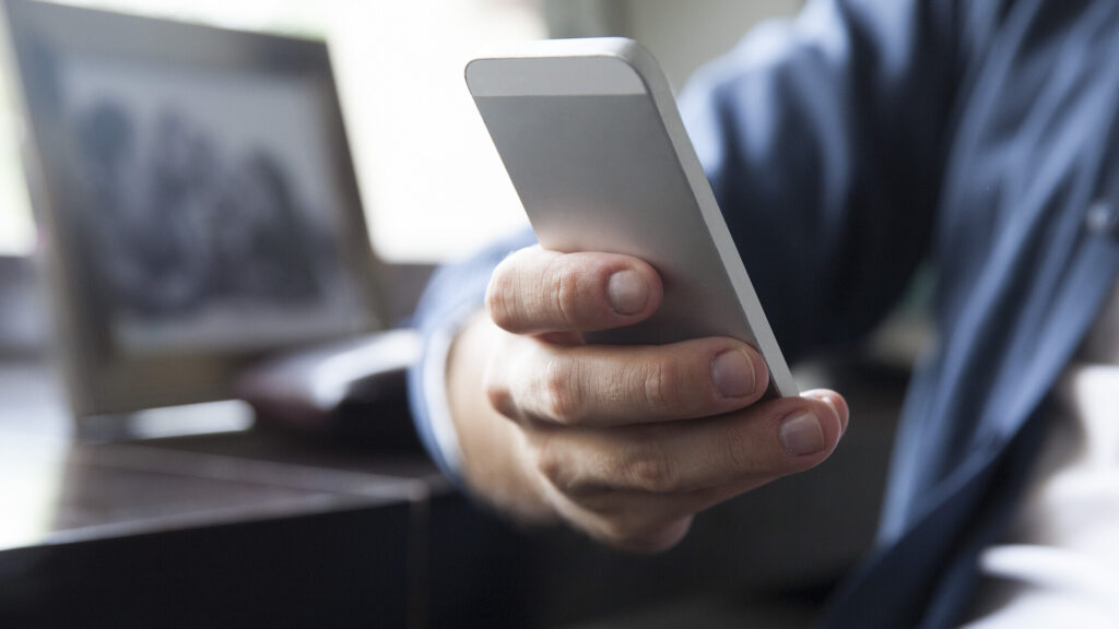 Un adolescent a furat peste 10.000 lei cu ajutorul unui telefon găsit de unchiul său