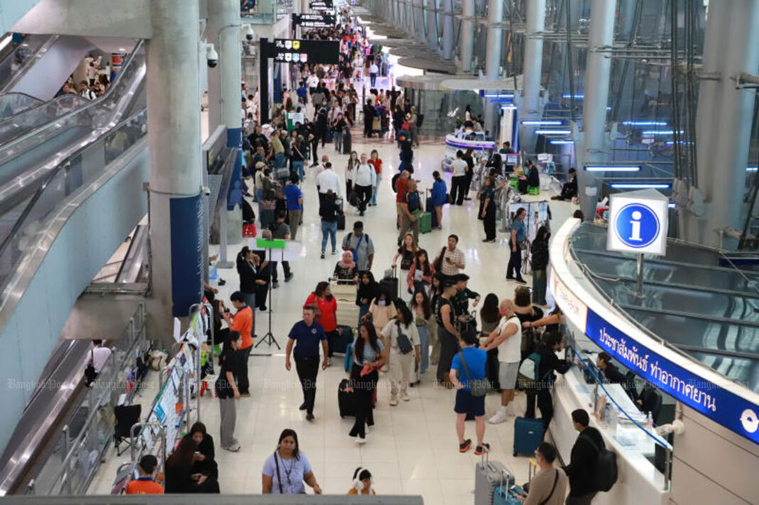 Pasagerii sosesc pe aeroportul Suvarnabhumi. Ministerul Turismului și Sportului din Thailanda intenționează să ofere bilete de avion interne gratuite pentru 200.000 de sosiri străine pentru a stimula turismul la nivel național pe o perioadă de trei luni. (Foto: Somchai Poomlard)
