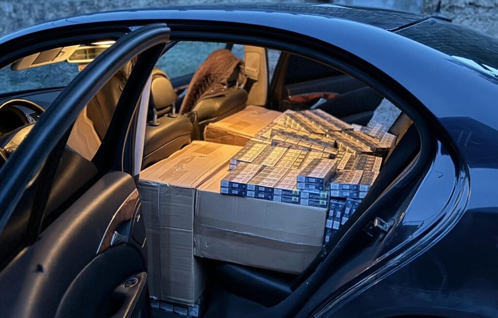 Ce captură! 9.800 de țigarete au fost depistate în autoturismul unui agent economic