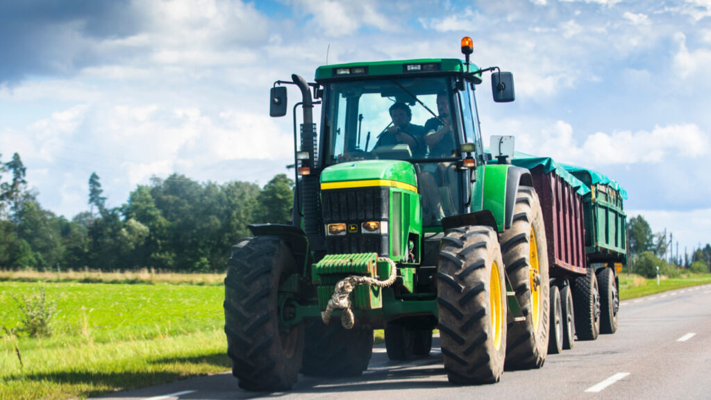Un bărbat din Dolj, prins în timp ce conducea un tractor fără a poseda permis de conducere