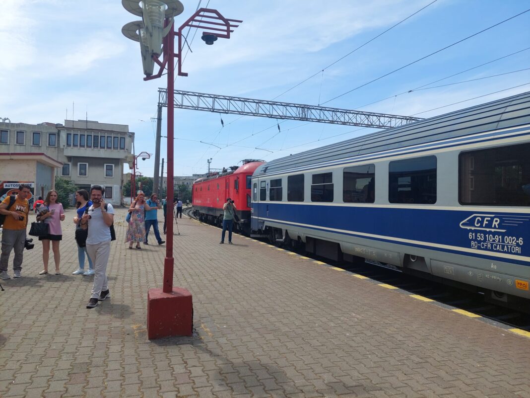 Trenul circula pe ruta Mangalia–Oradea