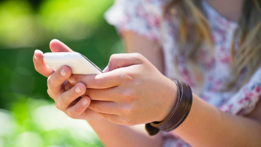 Adolescentă amendată pentru un apel fals la 112 după ce a urmat un trend de pe o reţea socială