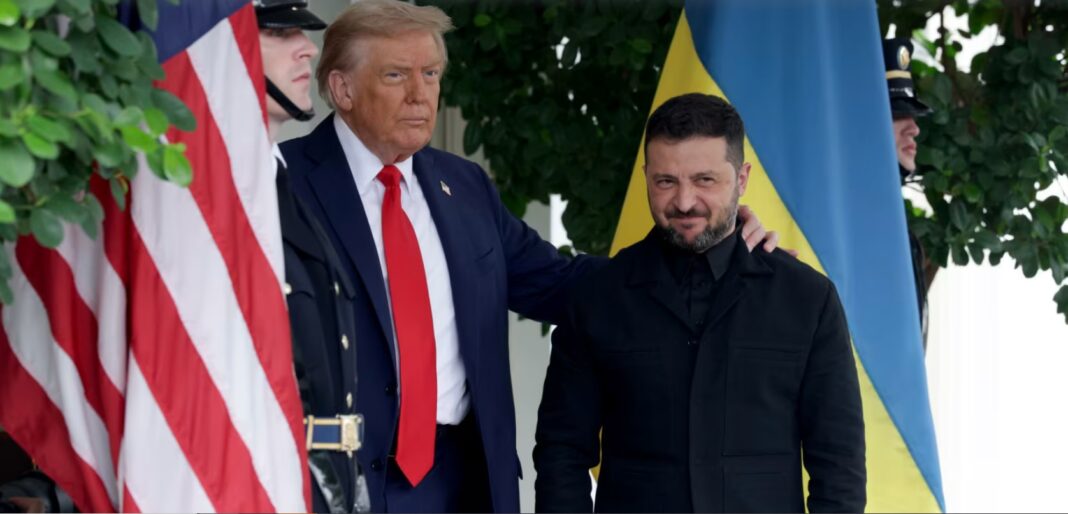 Președintele american Donald Trump îl întâmpină pe președintele ucrainean Volodimir Zelenski la Casa Albă pe 18 august 2025, la Washington, DC (Alex Wong/Getty Images)