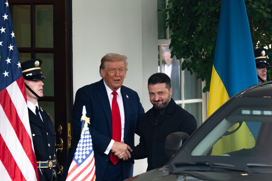 Președintele Donald Trump îl întâmpină pe președintele Ucrainei, Volodimir Zelenski, la Casa Albă din Washington, pe 18 august 2025 (Foto: Annabelle Gordon)