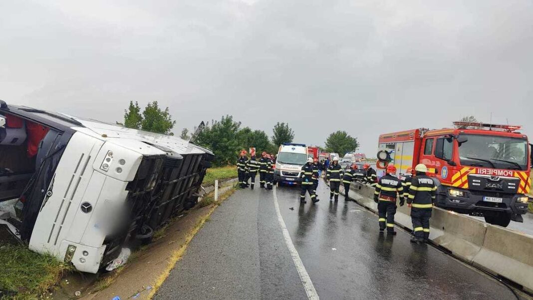 11 răniţi într-un accident în care este implicat un autocar cu 20 de persoane. Plan Roşu de Intervenţie, activat 11 răniţi într-un accident în care este implicat un autocar cu 20 de persoane. Plan Roşu de Intervenţie, activat