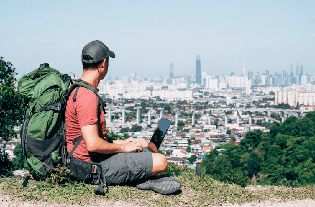 Digital nomad în România: ce bagaj îți trebuie dacă lucrezi de oriunde