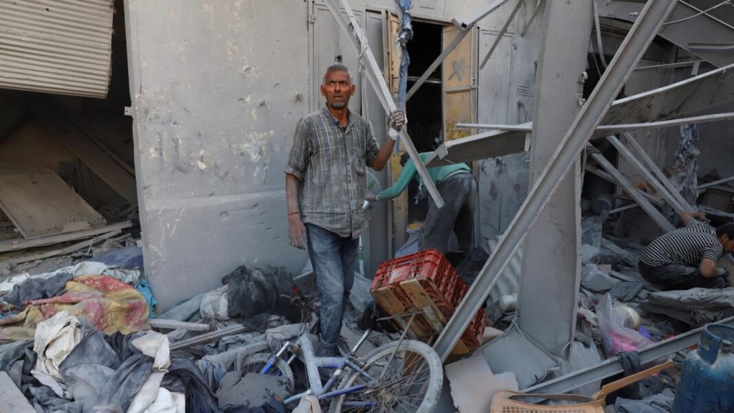 Mohammed Hajjaj a declarat că rudele sale au fost ucise când un adăpost pentru familiile strămutate a fost atacat