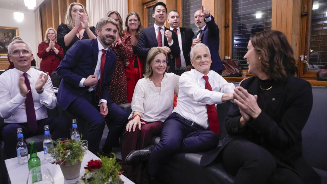 Prim-ministrul laburist Jonas Gahr Støre în timpul priveghiului nocturn în așteptarea rezultatului parlamentar, la Casa Poporului din Oslo, pe 8 septembrie 2025, în Norvegia. (Javad Parsa, AFP)