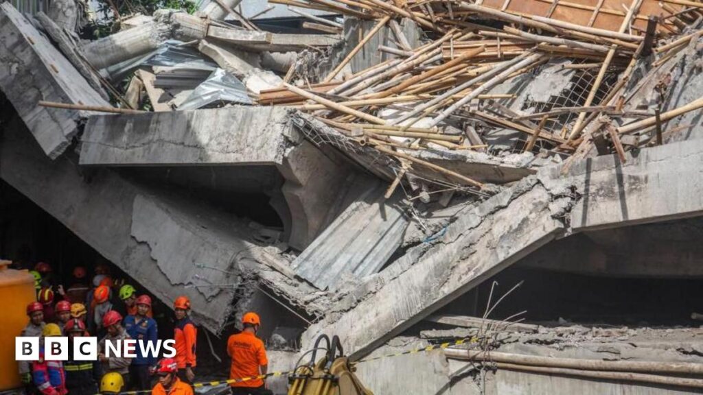 (VIDEO) Tragedie în Indonezia: o școală s-a prăbușit peste elevi. Trei morți și zeci de persoane prinse sub dărâmături
